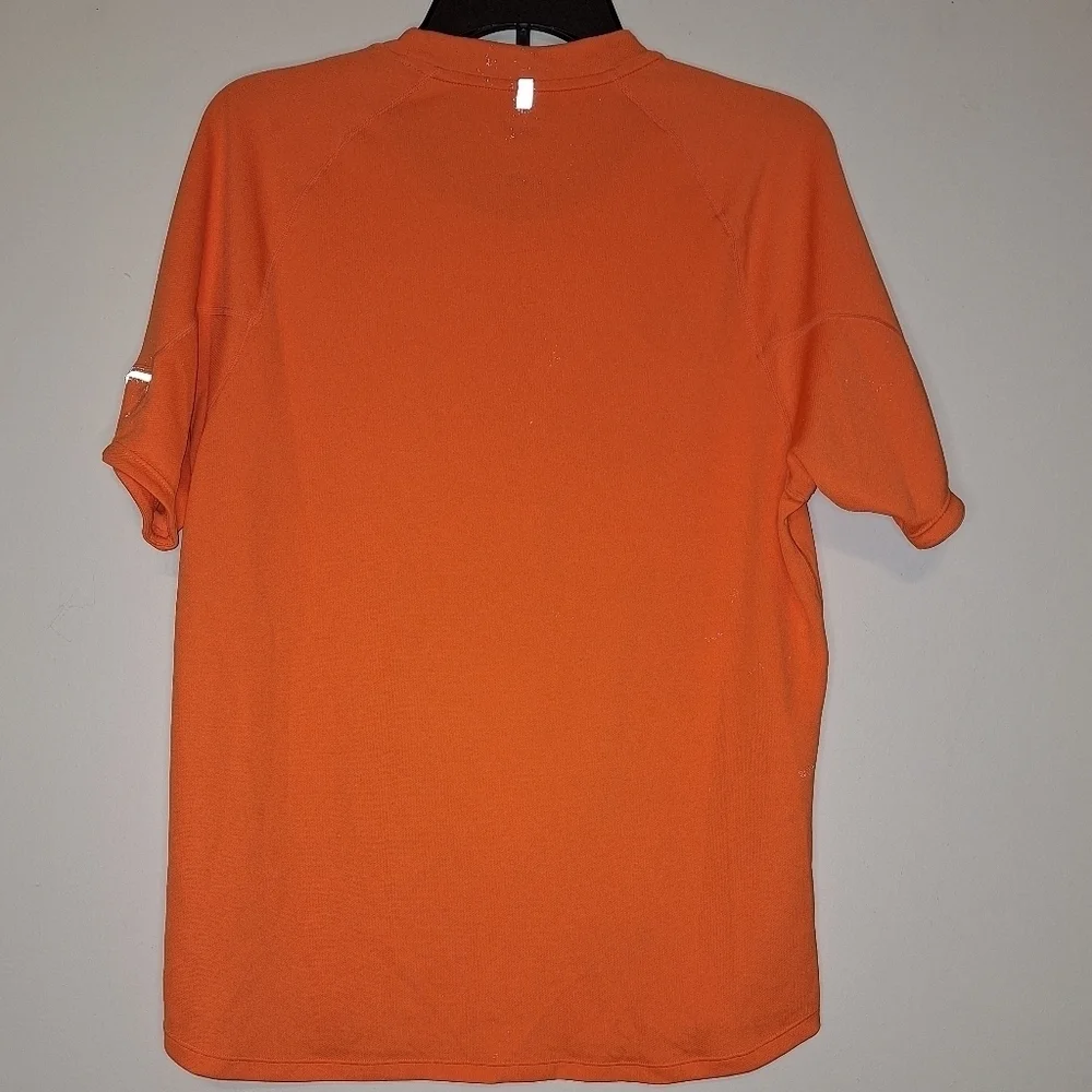 A Nike FitDry short sleeve t-shirt in a men's size medium. EUC.